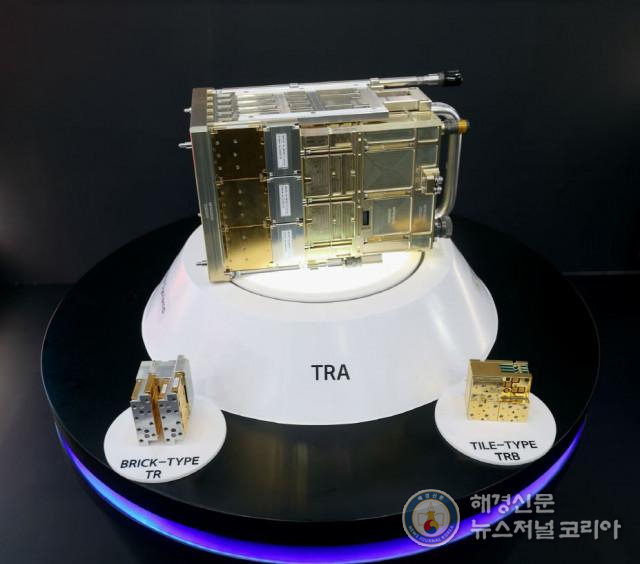 한화시스템이 ADEX 2023 전시에서 선보인 AESA 레이다의 핵심 부품인 브릭형 TRB(좌측)와 부피를 50%가량 줄인 타일형 TRB(우측). TRB 여러 개를 묶은 송수신 어셈블리(TRA)의 수량에 따라 지상·공중·해상 등에서 사용하는 다양한 크기의 레이다 안테나에 모두 적용 가능하다