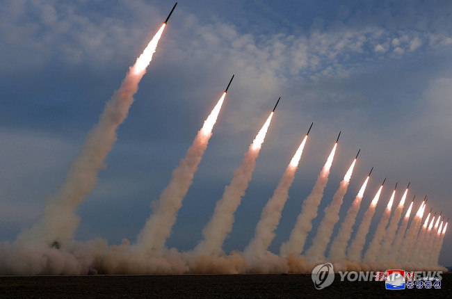 김정은, 초대형방사포 동원 '위력시위' 직접 지도