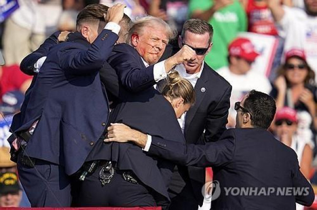 귀에 피묻은 상태로 급히 퇴장하는 트럼프 