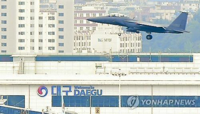 대구공항 위를 나는 전투기 