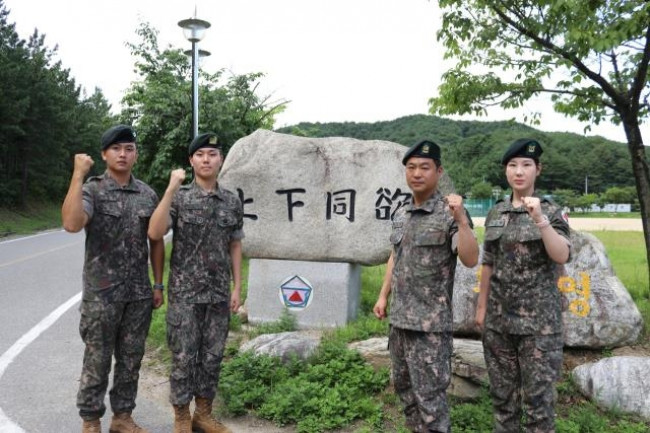 왼쪽부터 이준재 하사, 박승린 병장, 이영훈 원사, 김소원 중사.