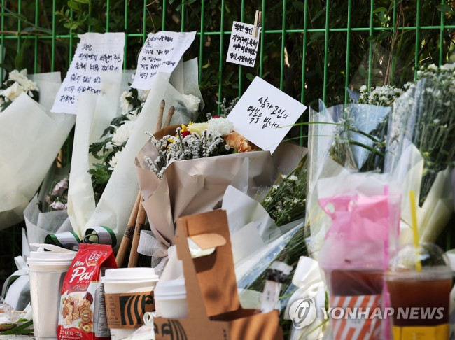 분당 차량 돌진 및 흉기 난동 현장에 놓인 추모 꽃다발