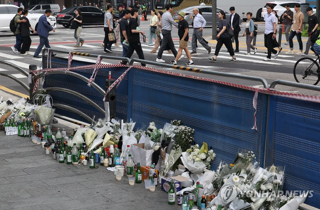 꽃 놓인 시청역 역주행 사고 현장