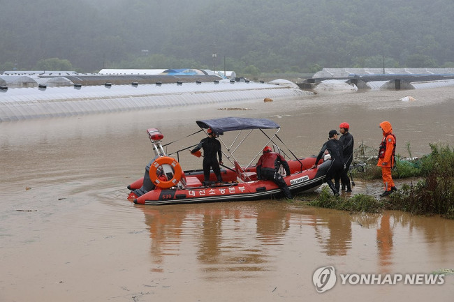 고립된 주민들 구하러 가는 소방