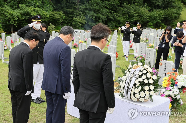 채상병 순직 1주기 앞두고 묘소 참배하는 국민의힘 지도부