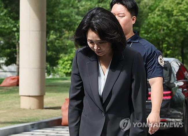 인사하는 김혜경 씨