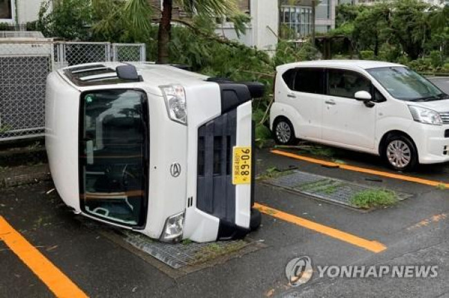 강한 태풍에 뒤집힌 日 미야자키현 차량