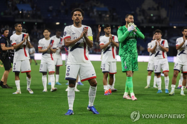 승리에 기뻐하는 PSG 선수들