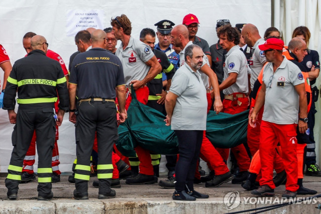 침몰한 호화요트서 시신 2구 발견