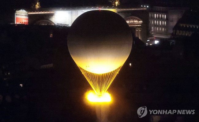 파리올림픽 개막 알리는 '열기구 성화대'