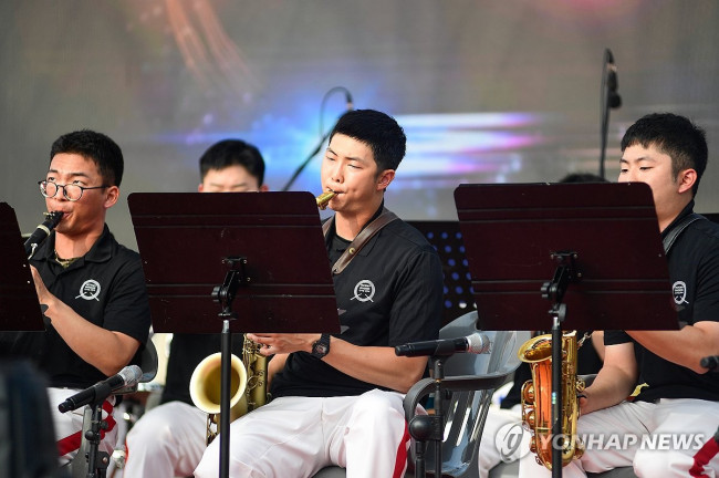 화천토마토축제장서 공연 리허설하는 방탄소년단 RM