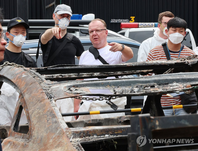 화재 전기차 합동 감식 준비 지켜보는 벤츠 관계자들