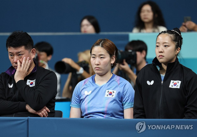 심각한 표정의 한국대표팀