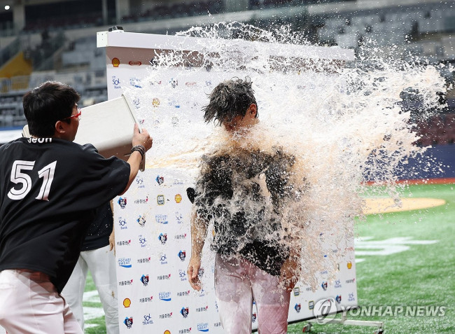 선발투수의 강렬한 축하법