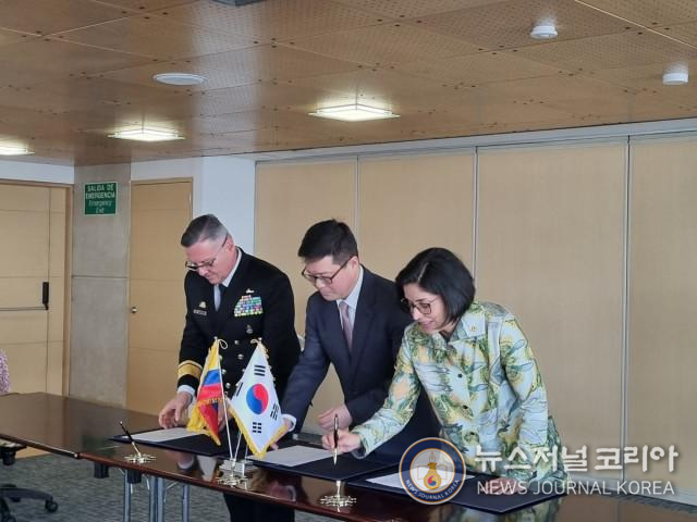 왼쪽부터 콜롬비아 해군사령부 하비에르 알폰소 하이메스 삐니야(Javier Alfonso Jaimes Pinilla) 교육부장, LIG넥스원 한태민 중남미대표사무소장, 로스안데스대학 히메나 우르따도 쁘리에또 부총장이 양해각서에 서명하고 있다