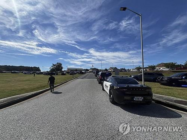 조지아주 고교 총격사건 현장 근처의 경찰 차량