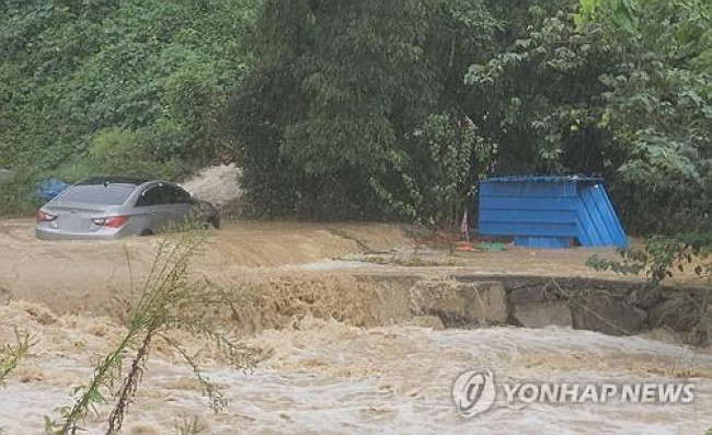 집중호우로 물에 잠긴 차량