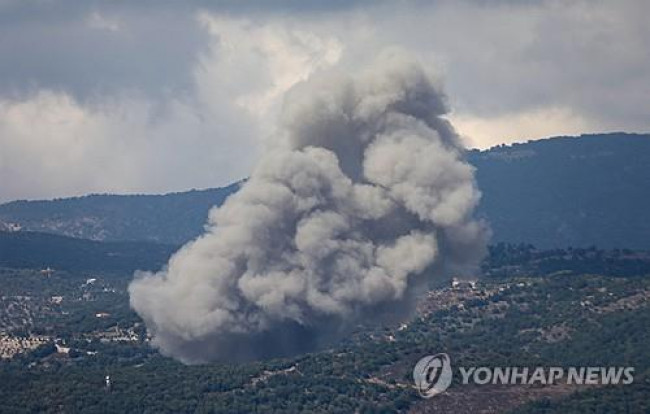 이스라엘군 공습으로 연기 피어오르는 레바논 남부 접경 지역