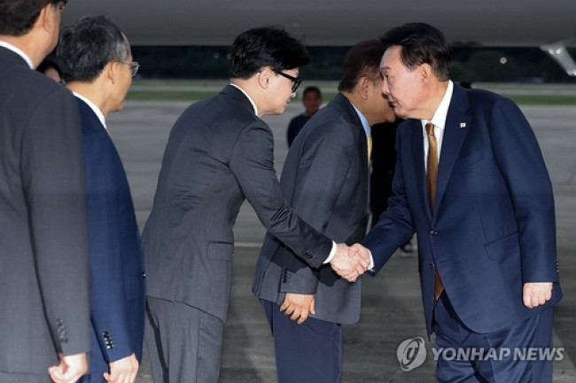 윤석열 대통령, 국민의힘 한동훈 대표와 악수