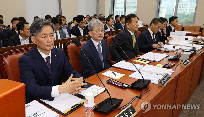 국회 행안위 전체회의 참석한 국무위원들