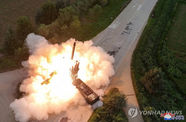 김정은, 신형 600mm 방사포차 성능검증 시험사격 참관