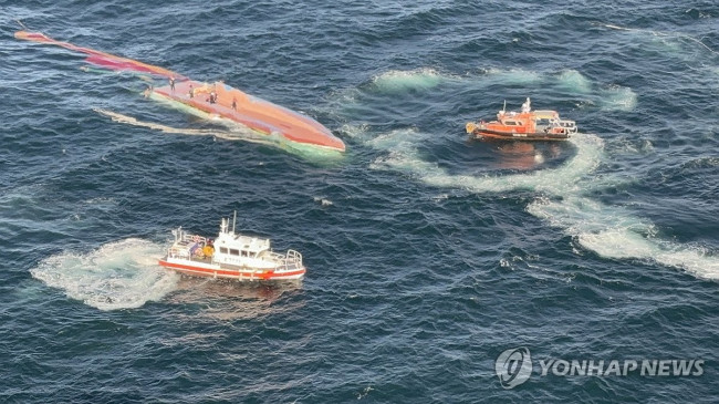 군산 해상서 어선 전복…구조된 선원 8명 중 3명 사망