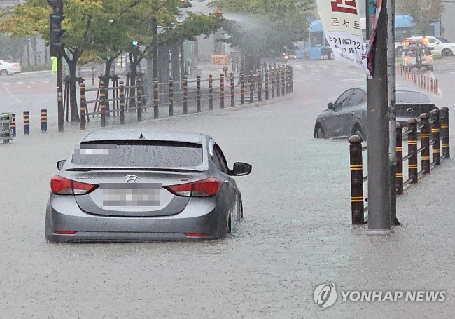 물에 잠긴 도로