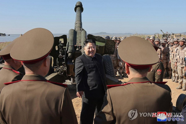 김정은, 포병학교 졸업생들 포실탄사격훈련 현지지도