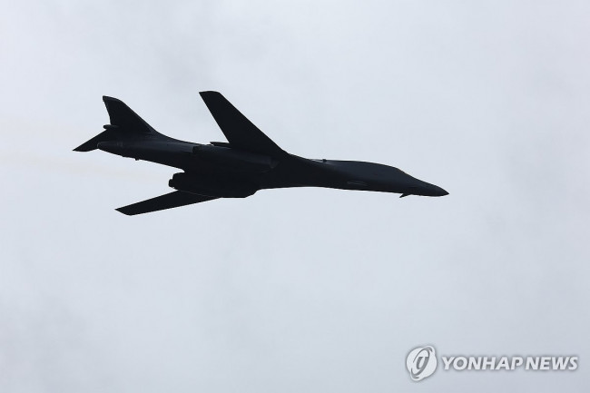 서울공항 상공에 나타난 미 전략폭격기 B-1B 랜서