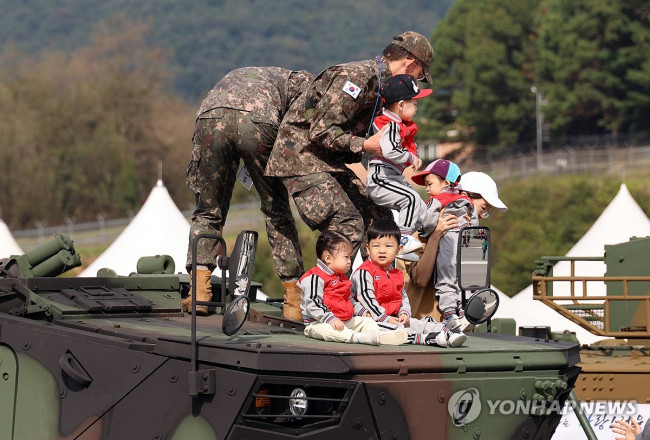 개막날부터 붐비는 계룡군문화축제