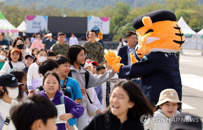 개막날부터 붐비는 계룡군문화축제