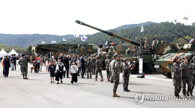 개막날부터 붐비는 계룡군문화축제