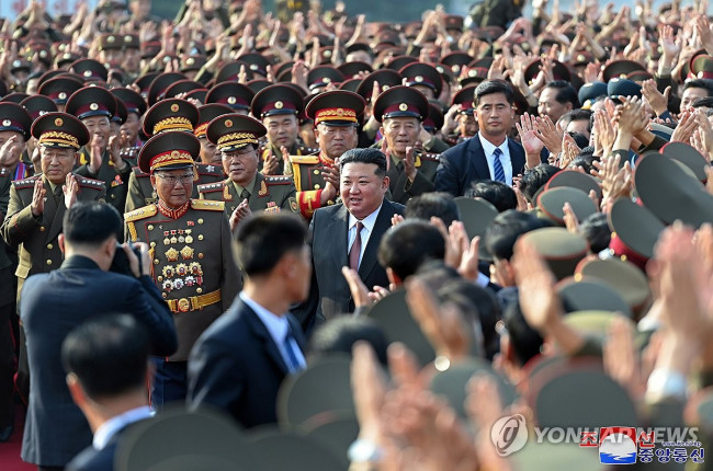 김정은, 창립60주년 김정은국방종합대학 축하방문