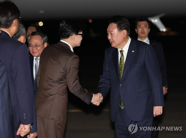 윤석열 대통령, 국민의힘 한동훈 대표와 악수