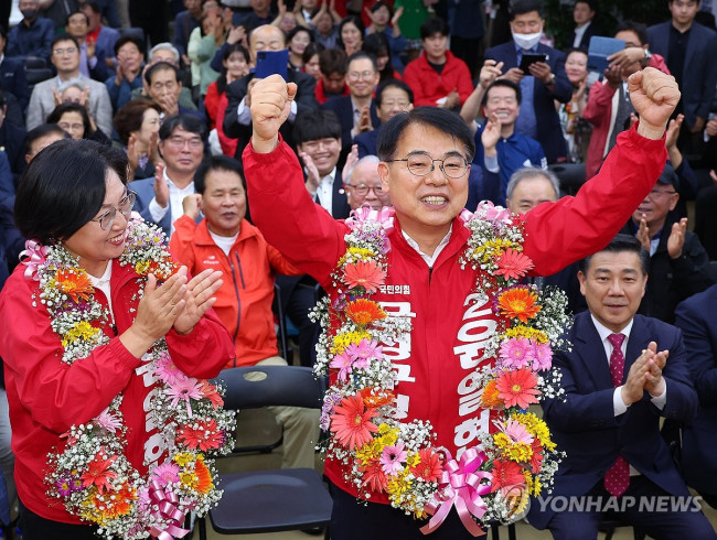 금정서 꽃다발 목에 건 국민의힘 윤일현