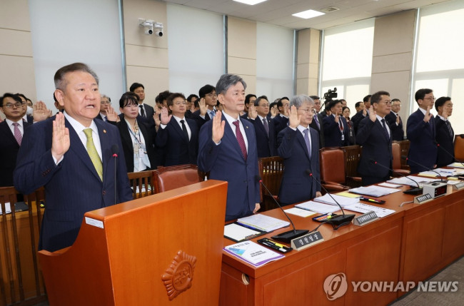 증인 선서하는 이상민 행안부 장관