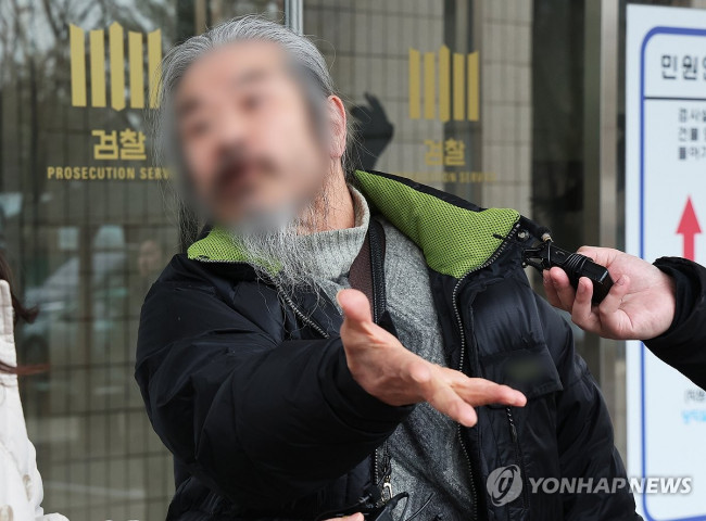 공판 마치고 나오는 조두순