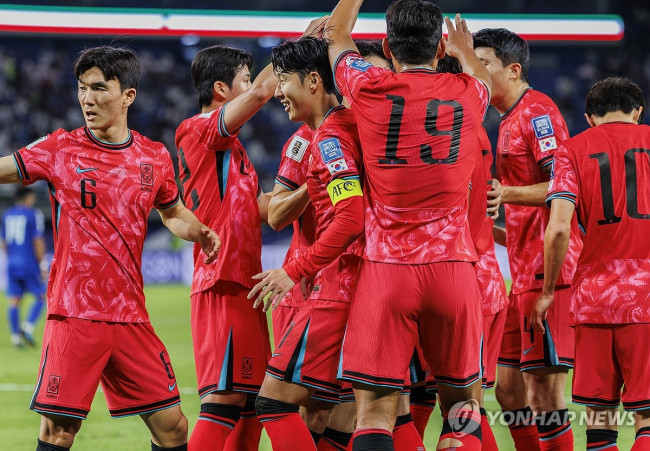 한국 가볍게 2골 자축