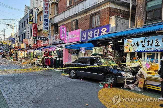 서울 목동 깨비시장에 승용차 돌진 교통사고