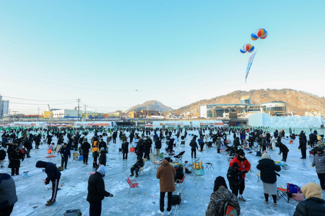 개막 첫날 2025 화천산천어축제 오전 인파