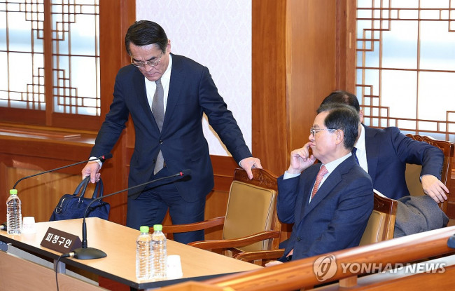 윤 대통령 탄핵심판 변론준비기일 입장하는 윤 대통령 법률대리인