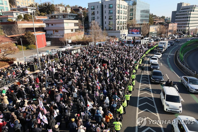 관저 앞에서 연일 이어지는 탄핵 반대 집회