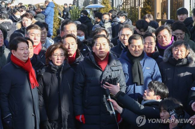 관저 앞 발언하는 김기현 의원