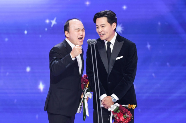 '2025 SBS 연예대상' 쇼 버라이어티 부문 남자 최우수상 이서진·김광규