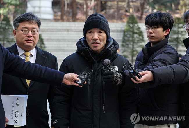 취재진 질문에 답하는 이래진 씨