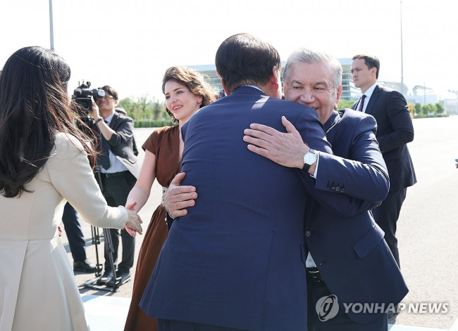 윤석열 대통령, 미르지요예프 우즈베크 대통령과 작별인사