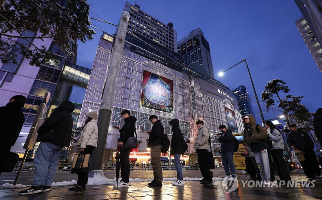 폭설대란, 퇴근길 버스 기다리는 시민들