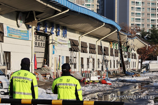 안양 농수산물시장 지붕 무너져 내려…1명 부상