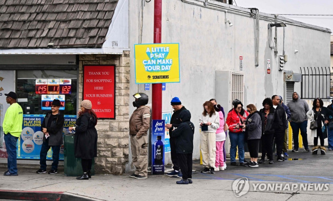 메가 밀리언스 복권을 사려고 줄을 선 미국 캘리포니아 주민들