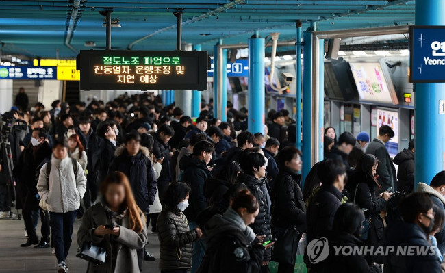 철도노조 파업으로 붐비는 지하철